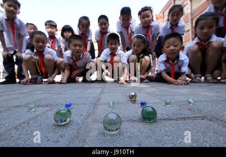 Handan cinese nella provincia di Hebei. 31 Maggio, 2017. Gli studenti giocano palle di vetro al Congtai Scuola Elementare di Handan città del nord della Cina nella provincia di Hebei, 31 maggio 2017. La scuola qui gli studenti organizzati per giocare "vecchi giochi' così come per celebrare il prossimo International giornata per i bambini, che cade il 1 giugno. Credito: Hao Qunying/Xinhua/Alamy Live News Foto Stock