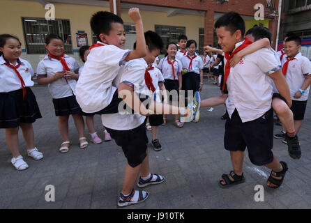 Handan cinese nella provincia di Hebei. 31 Maggio, 2017. Gli studenti svolgono un gioco di "equitazione e lotta' all'Congtai Scuola Elementare di Handan città del nord della Cina nella provincia di Hebei, 31 maggio 2017. La scuola qui gli studenti organizzati per giocare "vecchi giochi' così come per celebrare il prossimo International giornata per i bambini, che cade il 1 giugno. Credito: Hao Qunying/Xinhua/Alamy Live News Foto Stock