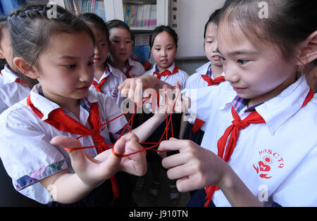 Handan cinese nella provincia di Hebei. 31 Maggio, 2017. Gli studenti gioco Chinese corda gioco di tessitura a Congtai Scuola Elementare di Handan città del nord della Cina nella provincia di Hebei, 31 maggio 2017. La scuola qui gli studenti organizzati per giocare "vecchi giochi' così come per celebrare il prossimo International giornata per i bambini, che cade il 1 giugno. Credito: Hao Qunying/Xinhua/Alamy Live News Foto Stock