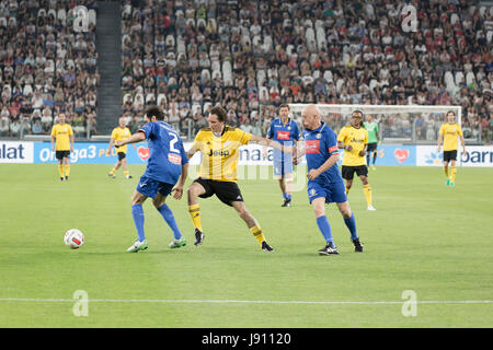 Torino, Italia. Il 30 maggio 2017. Football Match di beneficenza, La Partita del Cuore 2017.La Juventus Stadiun, Torino. Cantanti nazionale di calcio vs.campioni del calcio reasearch team.John Elkann (giallo) nel centro in piena azione. Credito: RENATO VALTERZA/Alamy Live News Foto Stock