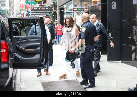 New York, Stati Uniti. Il 30 maggio 2017. Actrice americano, cantante e cantautore Vanessa Williams è veduto camminare fuori di uno studio televisivo in zona di Times Square sulla isola di Manhattan a New York City il Martedì, 30 maggio. Credito: Brasile Photo Press/Alamy Live News Foto Stock