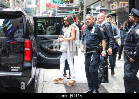 New York, Stati Uniti. Il 30 maggio 2017. Actrice americano, cantante e cantautore Vanessa Williams è veduto camminare fuori di uno studio televisivo in zona di Times Square sulla isola di Manhattan a New York City il Martedì, 30 maggio. Credito: Brasile Photo Press/Alamy Live News Foto Stock