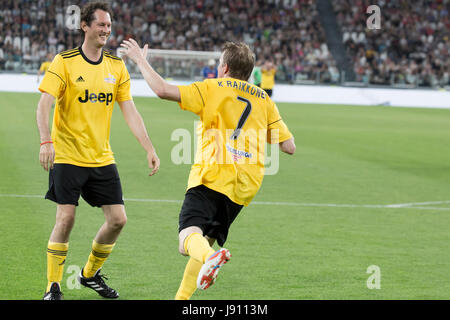 Torino, Italia. Il 30 maggio 2017. Football Match di beneficenza, La Partita del Cuore 2017.La Juventus Stadiun, Torino. Cantanti nazionale di calcio vs.campioni della reasearch squadra di calcio. Kimi Raikkonen godendo con John Elkann dopo la realizzazione di un obiettivo. Credito: RENATO VALTERZA/Alamy Live News Foto Stock