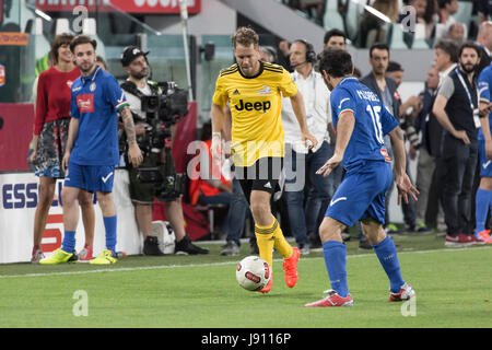 Torino, Italia. Il 30 maggio 2017. Football Match di beneficenza, La Partita del Cuore 2017.La Juventus Stadiun, Torino. Cantanti nazionale di calcio vs.campioni del calcio reasearch team.Sebastian Vettel (giallo) agendo contro i Neri Marcorè (blu) Credito: RENATO VALTERZA/Alamy Live News Foto Stock