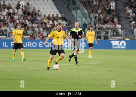 Torino, Italia. Il 30 maggio 2017. Football Match di beneficenza, La Partita del Cuore 2017.La Juventus Stadiun, Torino. Cantanti nazionale di calcio vs.campioni del calcio reasearch team.Pavel Nedved (giallo) in piena ation. Credito: RENATO VALTERZA/Alamy Live News Foto Stock