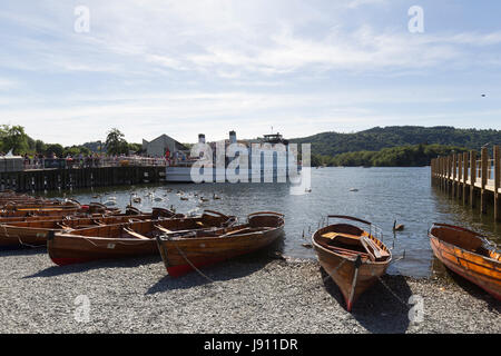 Cumbria, Regno Unito. 31 Maggio, 2017. Lago di Windermere Lake District Cumbria.Bowness Bay sul Lago di Windermere .chiari cieli blu tutto il giorno sul Lago di Windermere .i turisti fanno la maggior parte di esso nel tardo pomeriggio come cloud è forecastby 7.pm questa sera, con la pioggia da 5.00pm domani crociere sul lago popolari come mai per mantenere fresco il credito:Gordon Shoosmith/Alamy Live News Credito: Gordon Shoosmith/Alamy Live News Foto Stock