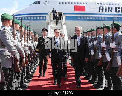 Berlino, Germania. 31 Maggio, 2017. Il premier cinese LI Keqiang arriva a Berlino, Germania, 31 maggio 2017. Li è a Berlino per partecipare a un incontro annuale tra il premier cinese e il cancelliere tedesco, un meccanismo che è stato in vigore dal 2004. Credito: Liu Weibing/Xinhua/Alamy Live News Foto Stock