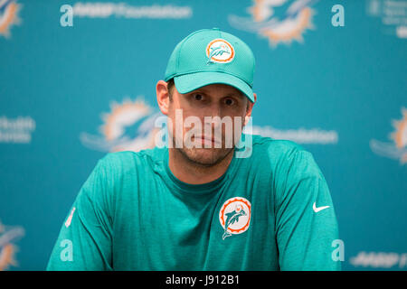 Davie, Florida, Stati Uniti d'America. 31 Maggio, 2017. Delfini di Miami head coach Adam Gase presso i delfini training facility in Davie, Florida il 31 maggio 2017. Credito: Allen Eyestone/Palm Beach post/ZUMA filo/Alamy Live News Foto Stock