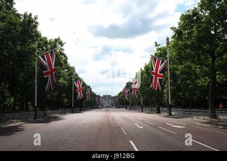 Londra: 31 maggio 2017. Union Jack linea flag il Mall in preparazione per la Trooping il colore. :Credit claire doherty Alamy/Live News. Foto Stock