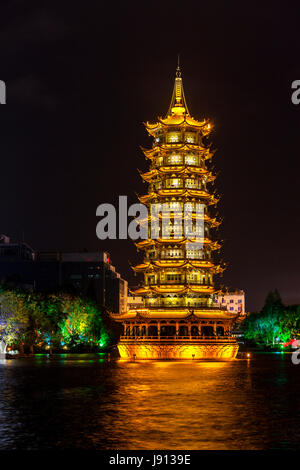 Guilin, Cina. Sun Pagoda accanto a Shan Lake, di notte. Foto Stock