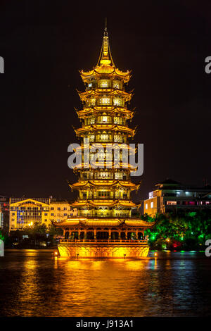 Guilin, Cina. Sun Pagoda accanto a Shan Lake, di notte. Foto Stock