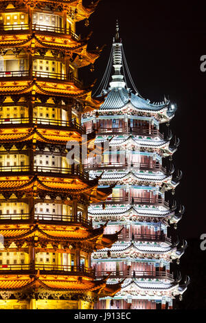 Guilin, Cina. Sole e Luna pagode accanto a Shan Lago di notte. Foto Stock