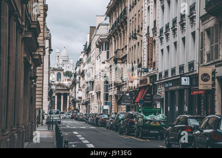 Vista della famosa Montmartre a Parigi in Francia dal secondo arrondissement di seguito. Tipica strada parigina scena. Foto Stock