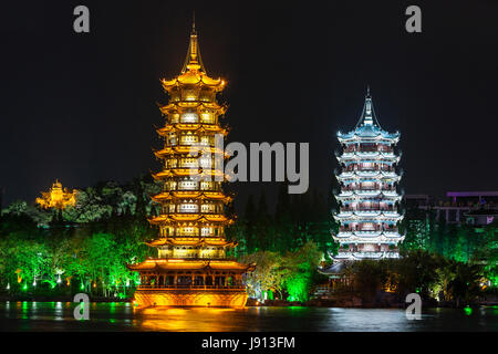 Guilin, Cina. Sole e Luna pagode accanto a Shan Lago di notte. Foto Stock