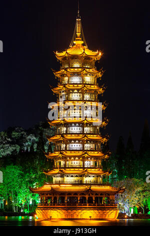 Guilin, Cina. Sun Pagoda accanto a Shan Lago di notte. Foto Stock