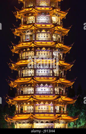 Guilin, Cina. Sun Pagoda accanto a Shan Lago di notte. Foto Stock