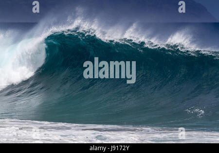 Perfetta onda surf sulla North Shore di Oahu HI Foto Stock