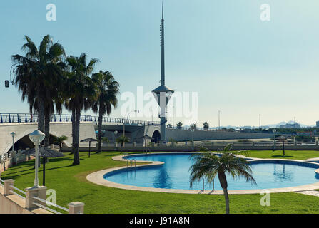 La Manga resort city. Vista la 53 m lungo ponte mobile di La Manga (La Manga del Mar Menor), in estate il calendario che solleva otto volte al giorno. Foto Stock