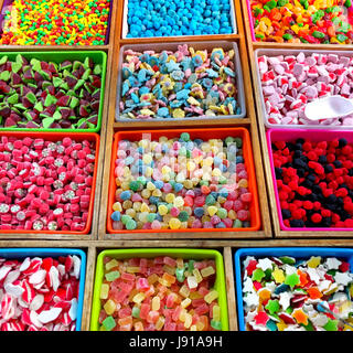 Varietà di variopinte jelly caramelle in un negozio di dolciumi Foto Stock