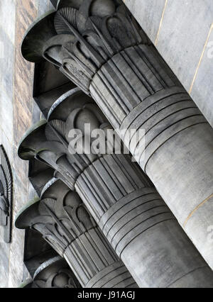 Egiziano colonne di pietra sul tempio opere mulino in Leeds Foto Stock