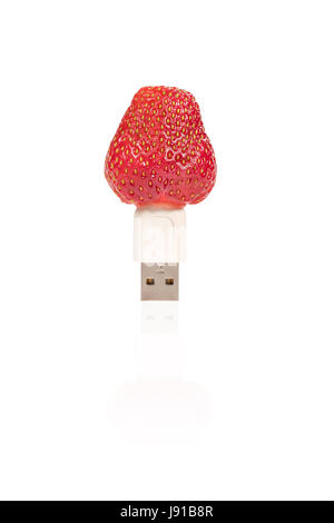 Foto concettuale - fragole mature con spina USB isolato su sfondo bianco Foto Stock