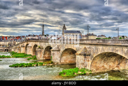 Ponte Jacques-Gabriel sulla Loira a Blois, Francia Foto Stock