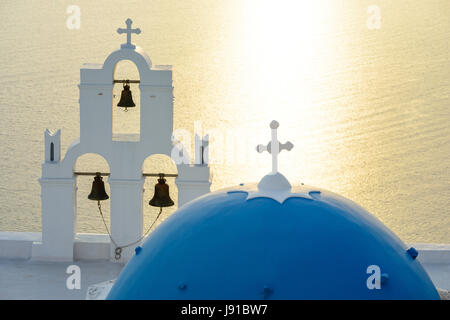 Dettaglio di Agios Theodori Chiesa Duomo ed il campanile al tramonto, Firostefani, Santorini, Grecia Foto Stock