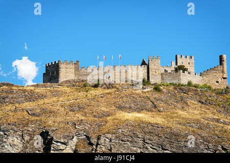 Tourbillon castello che si erge sulla collina di Sion, Canton Vallese, Svizzera. Foto Stock