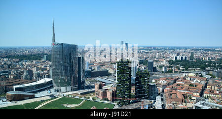 Milano, Italia - 30 Maggio 2017: skyline della città con i nuovi grattacieli compresi Bosco Verticale (Bosco verticale) da Boeri e la torre di Unicredit Foto Stock