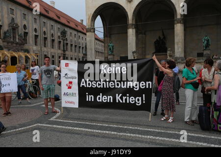 Monaco di Baviera, Germania. Il 30 maggio 2017. Gli attivisti si sono riuniti a Monaco di Baviera per contenere un piccolo segno di protesta contro la deportazione soprattutto in Afghanistan. Credito: Alexander Pohl/Pacific Press/Alamy Live News Foto Stock