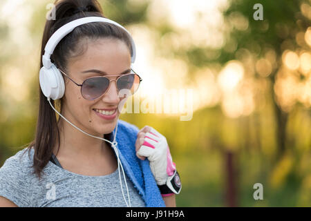 Donna Fitness ascoltando musica Foto Stock