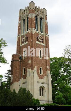 Vista del punto di riferimento Torre Beaumont carillon sul campus dell'Università dello Stato del Michigan (MSU), una delle principali università pubblica si trova in East Lansing Foto Stock