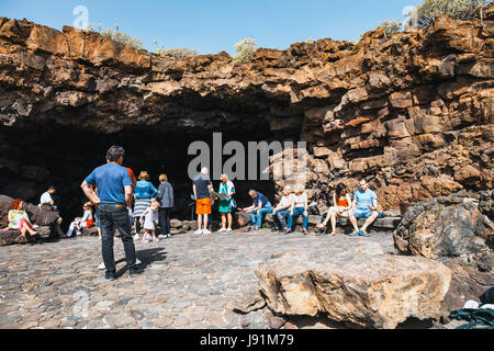 Lanzarote, Spagna, 31 marzo 2017: le persone in attesa di scendere in una grotta Cueva de los Verdes, grotta vulcanica di Lanzarote Foto Stock