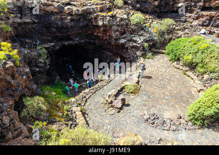 Lanzarote, Spagna, 31 marzo 2017: le persone in attesa di scendere in una grotta Cueva de los Verdes, grotta vulcanica di Lanzarote Foto Stock