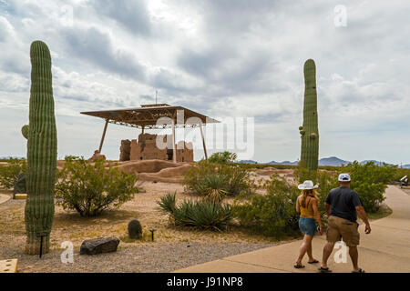 Coolidge, Arizona - Casa Grande Ruins National Monument. L'edificio a quattro piani che ha sopravvissuto sette secoli nel Deserto di Sonora. Foto Stock