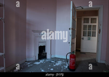 Il permesso di visitare la sezione inutilizzata di San Cadoc's Hospital, Caerleon, nella periferia settentrionale di Newport, South Wales, Regno Unito Foto Stock