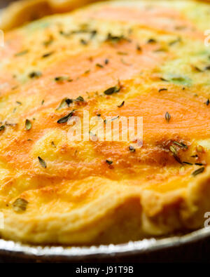 Home Il salmone cotto e cipollina quiche in un vassoio foglio Foto Stock