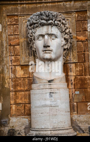 I giardini dei Musei Vaticani a Roma ItalyIn il cortile dell'ananas, il Cortile della Pigna, sorge la testa gigante di Costantino Foto Stock