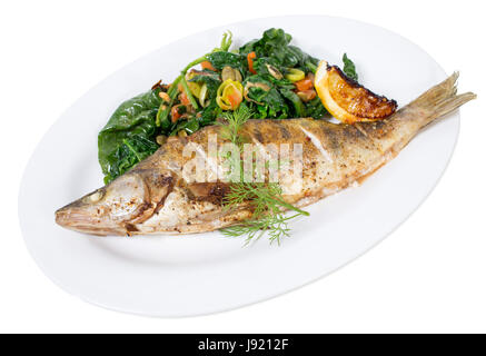 Cotta dorado a caldo con insalata di spinaci. Isolato su uno sfondo bianco. Foto Stock