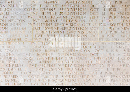 VERDUN, Francia - 19 agosto 2016: monumento con nomi al cimitero americano vicino Romagne-sous-Faucon per la prima guerra mondiale un soldato che morì a Battl Foto Stock