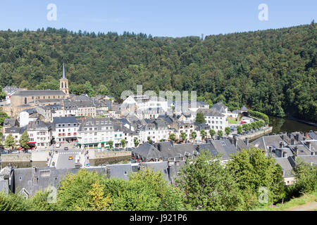 Vista aerea città medievale di Bouillon lungo il fiume Semois nelle Ardenne belghe Foto Stock