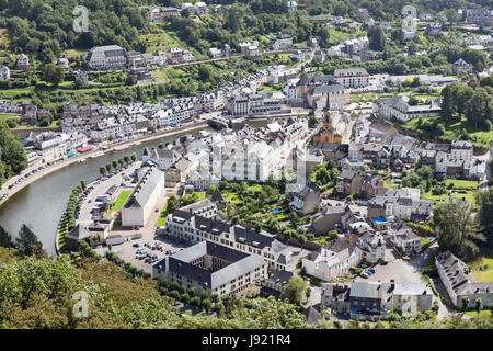 Vista aerea città medievale di Bouillon lungo il fiume Semois nelle Ardenne belghe Foto Stock