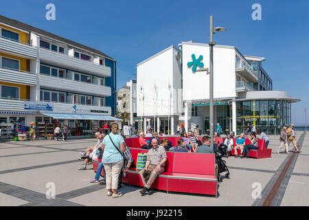HELGOLAND, Germania - 27 Maggio 2017: seduta rilassante e persone a plaza vicino al porto di Helgoland Foto Stock
