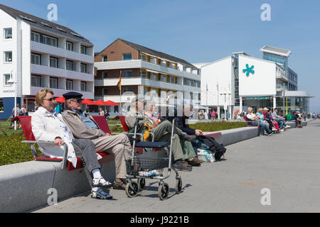 HELGOLAND, Germania - 27 Maggio 2017: rilassante anziani a plaza vicino al porto di Helgoland Foto Stock