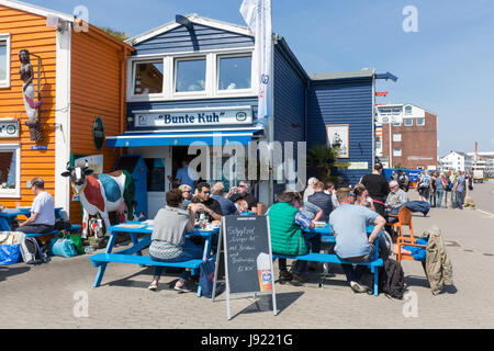 HELGOLAND, Germania - 27 Maggio 2017: Persone bere e mangiare presso la terrazza del ristorante nei pressi del porto di Helgoland Foto Stock