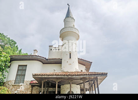 BALCHIK, Bulgaria - 19 giugno 2016. Il Palazzo di Balchik (Castello) rumeno Regina Marie, giardino botanico, vegetazione verde Foto Stock