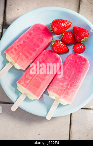 Fragole e panna popsicles ghiaccio Foto Stock