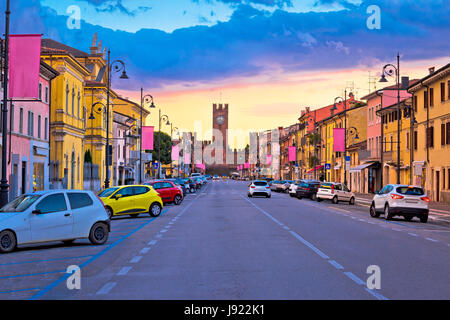 Villafranca di Verona street e i punti di riferimento vista al tramonto, città della regione italiana Veneto Foto Stock