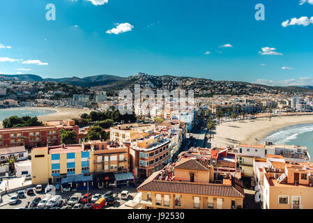 Vista pittoresca a Peniscola due spiagge, vista dal castello. Costa del Azahar, provincia di Castellon, Comunità Valenciana. Spagna Foto Stock