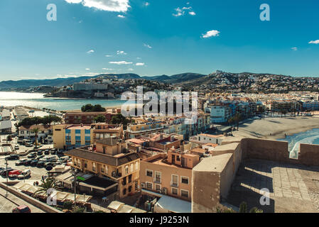 Vista pittoresca a Peniscola due spiagge, vista dal castello. Costa del Azahar, provincia di Castellon, Comunità Valenciana. Spagna Foto Stock